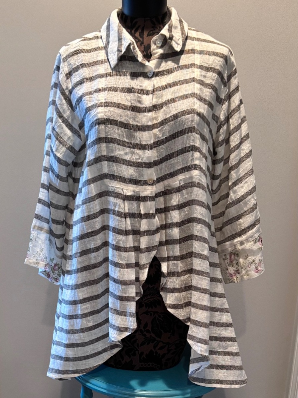 relaxed, linen-blend button-front tunic/shirt with a casual-artistic boutique fe